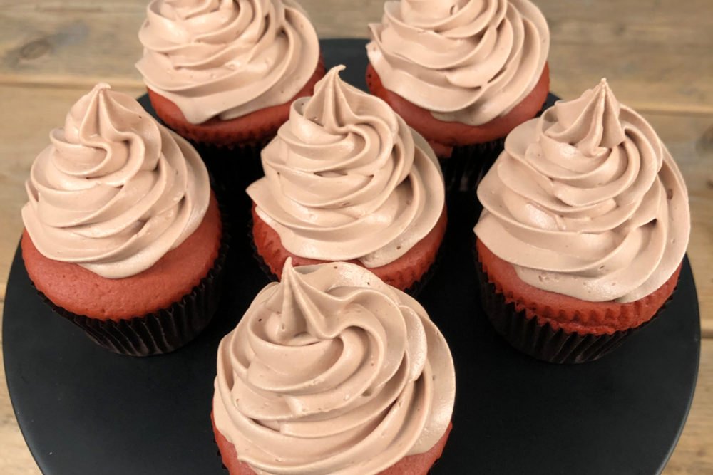 Heerlijke red velvet cupcakes met enchaned cream chocolade toef.
